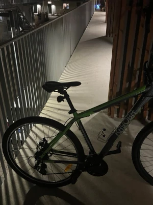 Grön och svart kayoba walder - Säljer en grön och svart cykel från kayoba med sportig ram, smala däck och växlar. Cykeln har en bekväm sadel, reflexer och röd baklampa för ökad synlighet. Perfekt för både stad och längre turer. Vill ha 3700kr för den, kan slänga med ett väldigt bra lås. Hämtas på plats. Skriv vid frågor eller funderingar. Finns i Kristianstad 