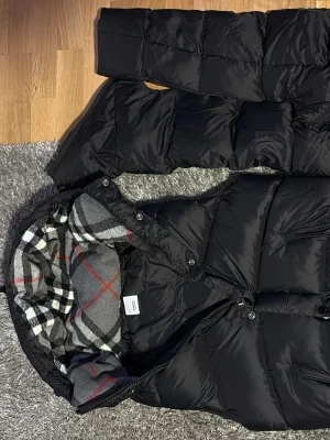 burbery jacka/väst - Svart burberry jacka/väst splitter ny oanvänd. Storlek S
