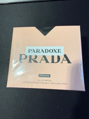 Prada Paradoxe Intense EDP 100ml - Prada Paradoxe Intense Eau de Parfum är en exklusiv parfym i en elegant, Säljer då jag fick den i present och jag har redan denna parfym.