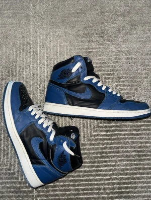Air Jordan 1 Retro High OG blå/svarta - har satt dit skosnören, Så inte "helt orginal" Bra pris😁