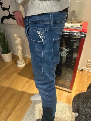 Replay Anbass hyperflex - Säljer ett par blåa Replay Anbass hyperflex. Färg: Blå. Size: w30 längd 34 passar mindre, skick: 10/10 knappast använda köpta för eget bruk ej reselling!! Tveka inte ifall ni vill ställa några frågor eller behöver mått!!