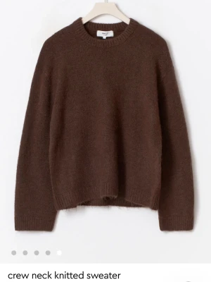 Brun stickad tröja - Säljer denna så fina bruna stickade tröjan från Gina tricot!! Aldrig använd, skriv för egna bilder eller via intresse🥰