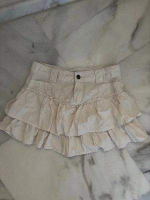 Volangkjol - Så fin lågmidjad krämvit/beige volangkjol, aldrig använd🤍