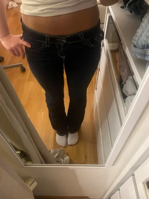 lågmidjade bootcut jeans  - snygga jeans från Gina! De är i bra skick och säljer då de inte kommer till användning längre. Storlek 158 från Gina Youngs avdelning 