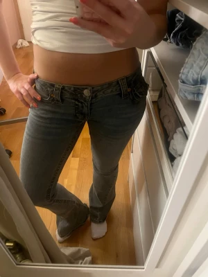 lågmidjade bootcut true religion jeans  - jättefina jeans från true religion som knappt är använda! De är storlek 24 i modellen Joey och har inga defekter