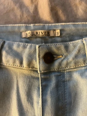 Om sydda Soul River jeans - Säljer dessa jeans för dom inte riktigt kommit till användning. Dom är omsydda till flare. Dom är helt nya och köpta för 1000. Det står strl 32 men är mer strl 38. 