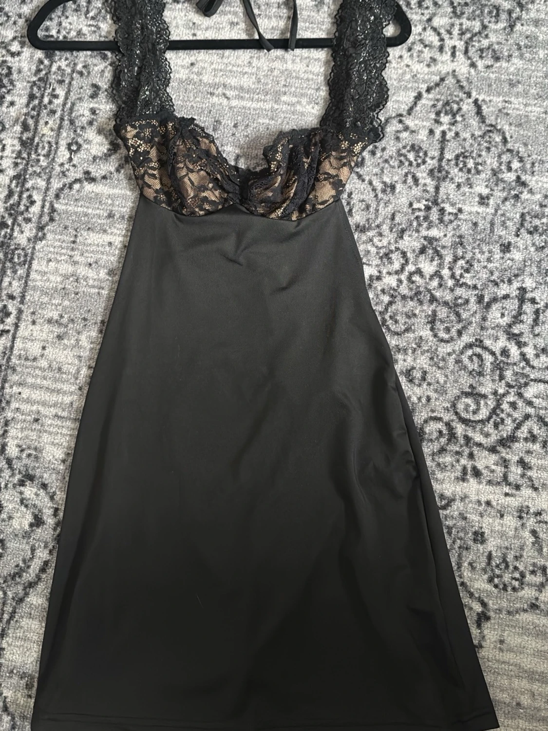 Svart nattlinne med spetsdetaljer - 1