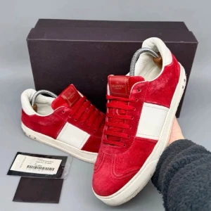 Valentino flycrews skor - Tjena säljer dessa feta valentino skor 👞 Allt og ingår! 