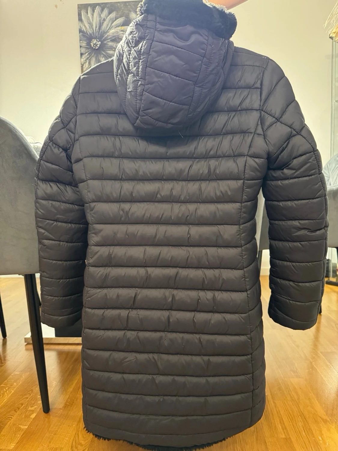 Svart lång dunjacka med huva - 1