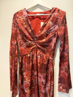 Foggia rust från Adoore - Fin långklänning från Adoore. Påminner om Positano i designen. Normal i storleken men sitter åt i midjan för fin silhuett.