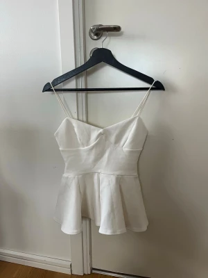 Vit Zara topp - Vit topp från Zara perfekt till lite festligare tillfällen💗 knappt använd