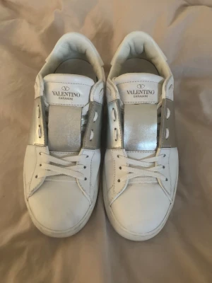 Valentino skor - Valentino dam skor i storlek 37, självklart äkta, finns serienummer i. Aldrig använda nästan. Enbart swish.