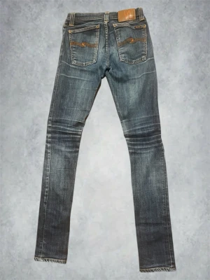 Nudie Jeans  - Nudie jeans | skick: mycket fint | fräg: blå med feta slitningar | storlek 26/34 | skriv vid frågor | mvh MD closet 