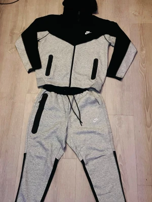 🔥 Nike Tech Fleece – Svart/Grå (M) - Populärt Nike Tech-set i stilren svart/grå färg — hoodie + byxor. Mjukt och bekvämt material med den klassiska Tech-passformen som funkar perfekt både till vardag och gym. I mycket fint skick! 👕✨ 💬 Pris kan diskuteras — skicka bud!  📦 Skickas ut idag!  🧵 Material: Tech fleece 🎨 Färg: svart/grå 📏 Storlek: M 👟 Set: hoodie + byxor  #NikeTech #TechFleece #BlackGreyFit #NikeSet #ComfyWear #StorlekM #SnabbLeverans #Streetwear 