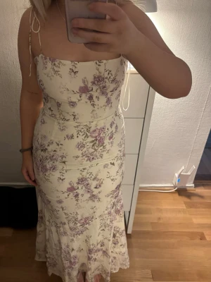 Adoore klänning  - Endast provad, säljer pga den var för liten. Nypris är 1495 kr, storlek 40.