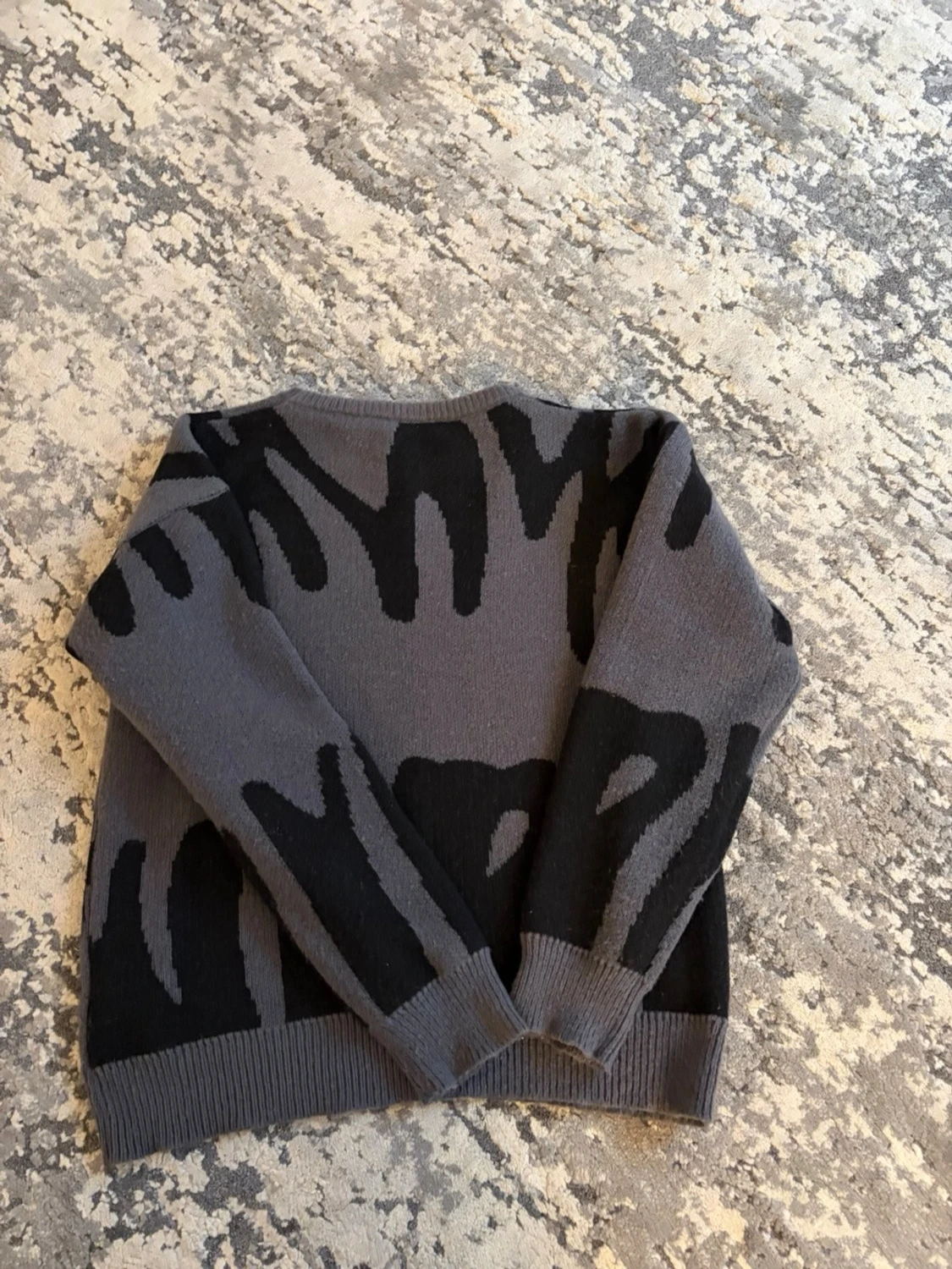 Grå stickad tröja med svart mönster - 1