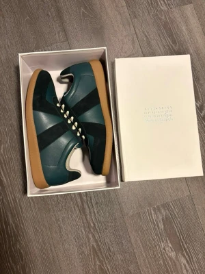 Maison margielas - Gröna maison margielas i storlek 44. Knappt använda och i jätte bra skick.