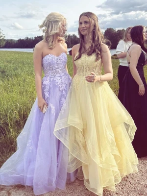 Balklänning intressekoll - Intressekoll!!!!! Jätte fin lila balklänning från zapaka. Bra skick! Hör av dig om du är intresserad.