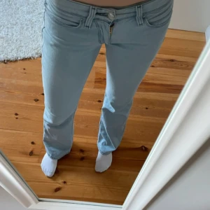 Lågmidjade jeans  - Sååå snygga Lågmidjade Levis jeans med paljetter på bakfickorna, säljer då dom tyvärr är försmå💕