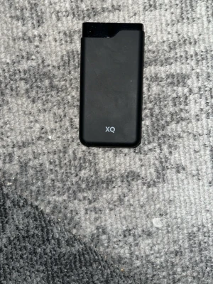 Svart powerbank från XQ - Säljer en svart powerbank från XQ med stilren och kompakt design. Perfekt att ha med sig för att ladda mobilen eller andra prylar när du är på språng. Tillverkad i plast och har tydlig XQ-logga på framsidan.