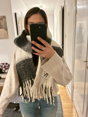 Carin Wester Halsduk - Mysig halsduk perfekt till nu som är från Carin Wester som köptes på åhlens. Lite luddig men så är materialet, jätte varm halsduk 💕