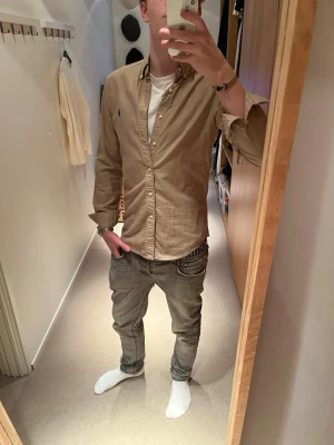 Ralph Lauren skjorta - Tjena säljer denna riktigt feta Ralph Lauren skjortan i beige. Skicket är väldigt bra skulle säga 9,5/10 nästan ny skick. Stoleken är S slim fit, killen är på bilden är 182 cm. Släng iväg ett dm för frågor! 🙌🍾