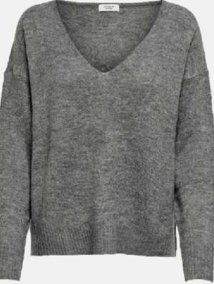 Grå stickad tröja med V-ringning - lite nopprig.