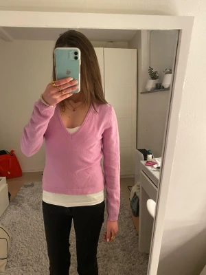 Ljuslila tröja Benetton - Säljer en ljuslila stickad tröja från United Colors of Benetton. Tröjan har V-ringning, långa ärmar och ribbade muddar. Perfekt för lager på lager och enkel att matcha till olika outfits ❤️