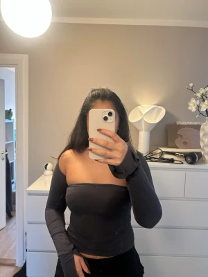 Mörkgrå topp från Gina Tricot  - Mörkgrå topp från Gina Tricot i storlek XS med slits på ärmarna. Inget tecken på användning 