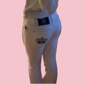 Victoria Beckham  - KONTAKTA INNAN KÖP. PRIS KAN DISKUTERAS💞. De är ett par super snygga vita Victoria Beckham jeans med 1 krona på varje ficka. OBS HAR SMÅ FLÄCKAR LÄNGST NER MEN GÅR NOG BORT I TVÄTTEN.💓 DRAG KEDJAN ÄR SÖNDER MEN GÅR ATT BYTA!!(bilden är från tjejen jag köpte jeansen av)