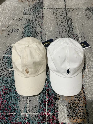 Ralph Lauren kepsar  - Säljer dessa två kepsar för 100kr st och 150kr för båda! Dem är helt nya är tagen på. Skriv till om ni är intresserade