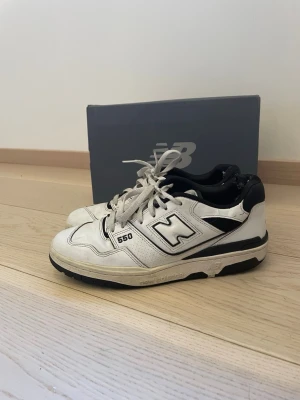 New Balance 550 - Säljer mina gamla New Balance 550. De är i överlag bra skick med vissa få synliga slitningar + hälarna är relativt sömdernötta (syns inte från utsidan). De köptes på New Balance hemsida (har mer bevis om det önskas). Skriv för fler frågor eller bilder.