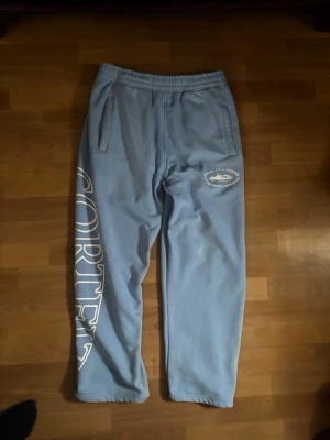 Corteiz superior royale joggers - Light blue Corteiz sweatpants with bold white logo print. Appears in very good condition with no visible flaws.  ⭐️ Condition: 10/10 🎲 Size: Small 🎨 Color: Light Blue 📦 Fast and careful shipping.