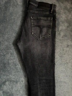 Svarta jeans från tiger of Sweden - Snygga svarta jeans från tiger of Sweden (modell pistolero). Stilrena jeans som passar till alla tillfällen. Hör av er vid intresse🙌🏼 skickar samma dag och priset kan diskuteras 