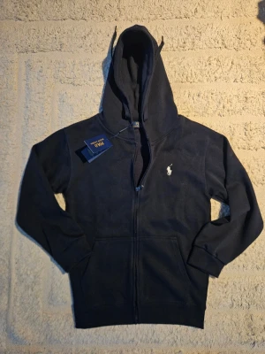 Mörkblå Ralph Lauren zip up - Mörkblå Ralph Lauren zip up. Aldrig använd. Storlek small men sitter mer sim xs