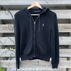Ralph Lauren Svart Kofta - Snygg svart kofta från Ralph Lauren. Står M på etiketten men passar dig som bär XXS eller XXXS skulle jag säga. Passar dig som är cirka 140-155 gissar jag. Hör gärna av er vid funderingar🙌🏻