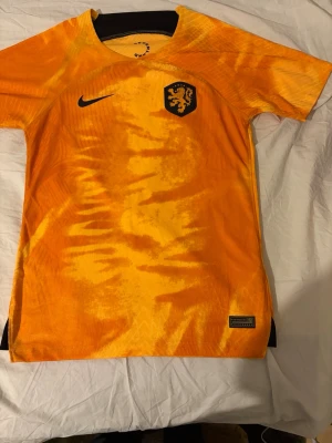 Nerderländerna fotbollströja  - Nederländerna hemma tröja skriv i chatten för mer info.