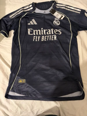Real Madrid matchtröja storlek M - Real Madrid  tröja skriv i chatten för mer info helt ny och oanvänd med prislapp.