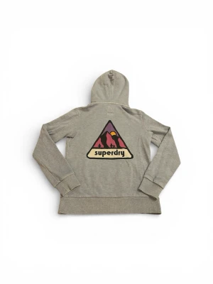 Ljusblå från Superdry med tryck - Snygg ljusblå hoodie från superdry med ett jävligt coolt tryck där bak, skick 9/10, storleken är normalt 36 och chatgpt motsvarar de till xs och det är som en xs men passar även xxs