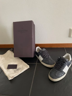 Valentino flycrew - Storlek 40,5 passar som 41-41,5. Skicket är extremt bra för ett par flycrews då endast 1 nit är borta.   Hör av dig vid minsta fundering // Arvid