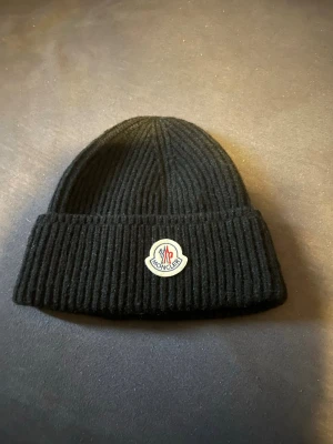 En svart fin mössa  - Fin mössa