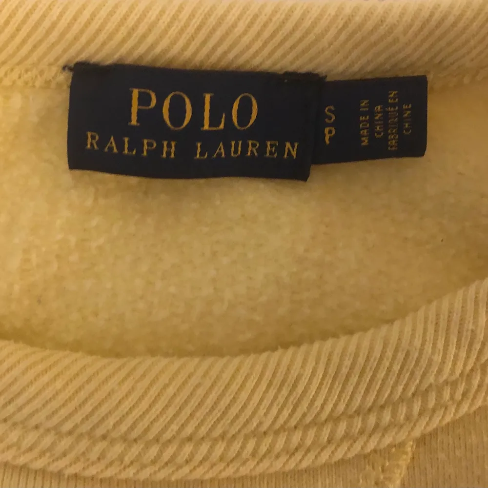 En Polo Ralph Lauren tröja som är gul som solen :) Säljer den då den inte längre är i min stil. Super fint skick! Nypris mellan 800kr-1100.. Tröjor & Koftor.