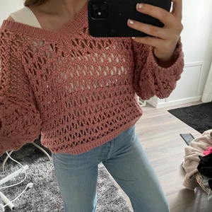 Stickad tröja - En luftigare stickad gammelrosa tröja från Chiquelle. Perfekt att ta på sig över en klänning nu på sommarkvällarna🥰💖 Använd ett fåtal gånger.