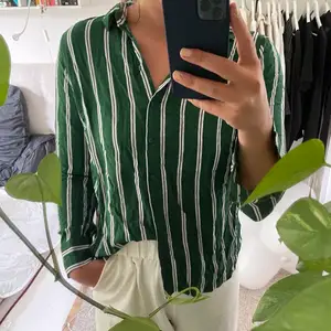 En grön randig Skjorta från Gina Tricot. Storlek: 40