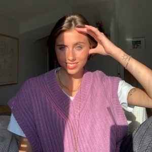 Samsoe Samsoe väst - Rosa väst feån Samsoe SS2020. Storlek L, men har själv egentligen strl 34 o den passar mig då jag vill ha den oversized