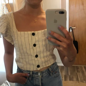 CROP TOP - Naturvit Crop top med fin urringning fram och baktill i ryggen, samt knäppning framtill. Storlek xs men uppskattar mig själv till s-m, från Zaras TRF kollektion.