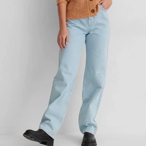 RAKA jeans från na-kd⭐️ - Strl 36, säljer pga jag har flera likadana par. Dessa är använda 1 gång & nypriset är 500 kr. Slutsålda på hemsidan!!⭐️⭐️ skriv för bilder irl💕💕💕 LÅNGA i benen på mig som är 170 cm, men går självklart även att klippa🪄