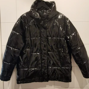 Puffig jacka  - Svart puffig jacka från Monki i storlek M. Fint skick. Stor, cool och bekväm 🖤✨Frakt tillkommer 💌