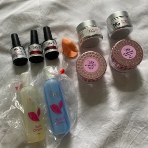 Nagelgel och Nail Cleaner - Allt är från nagelgiganten, extreme bonder och builder gel clear 50kr/st, starline base gel och starline builder clear 100kr/st (originalpris 250kr), oöppnade Nail Cleaner och Clean Off Solution 90ml 40kr/st, Gel Polish röd och brun glitter 40kr/st, Top Shimner no-need Cleaner 40kr, provnagel 10kr. Alltihop för 400kr. skriv till mig för mer information och närmare bilder på produkterna! 