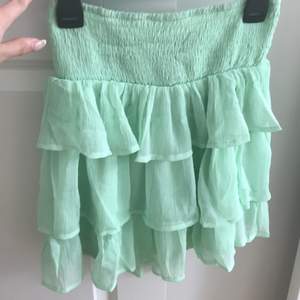 En helt ny, söt ljus grön kjol. Kjolen är väldigt stretchig och därför passar den mellan XS-M💚